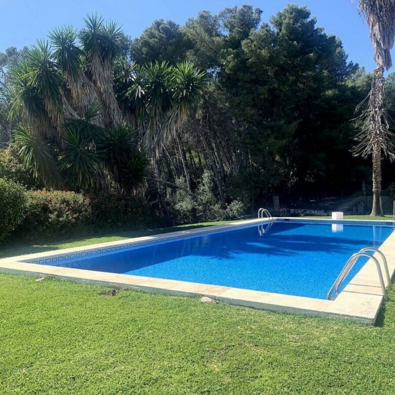 Mediterranean villa with tennis court and pool on a large plot near Marbella centre