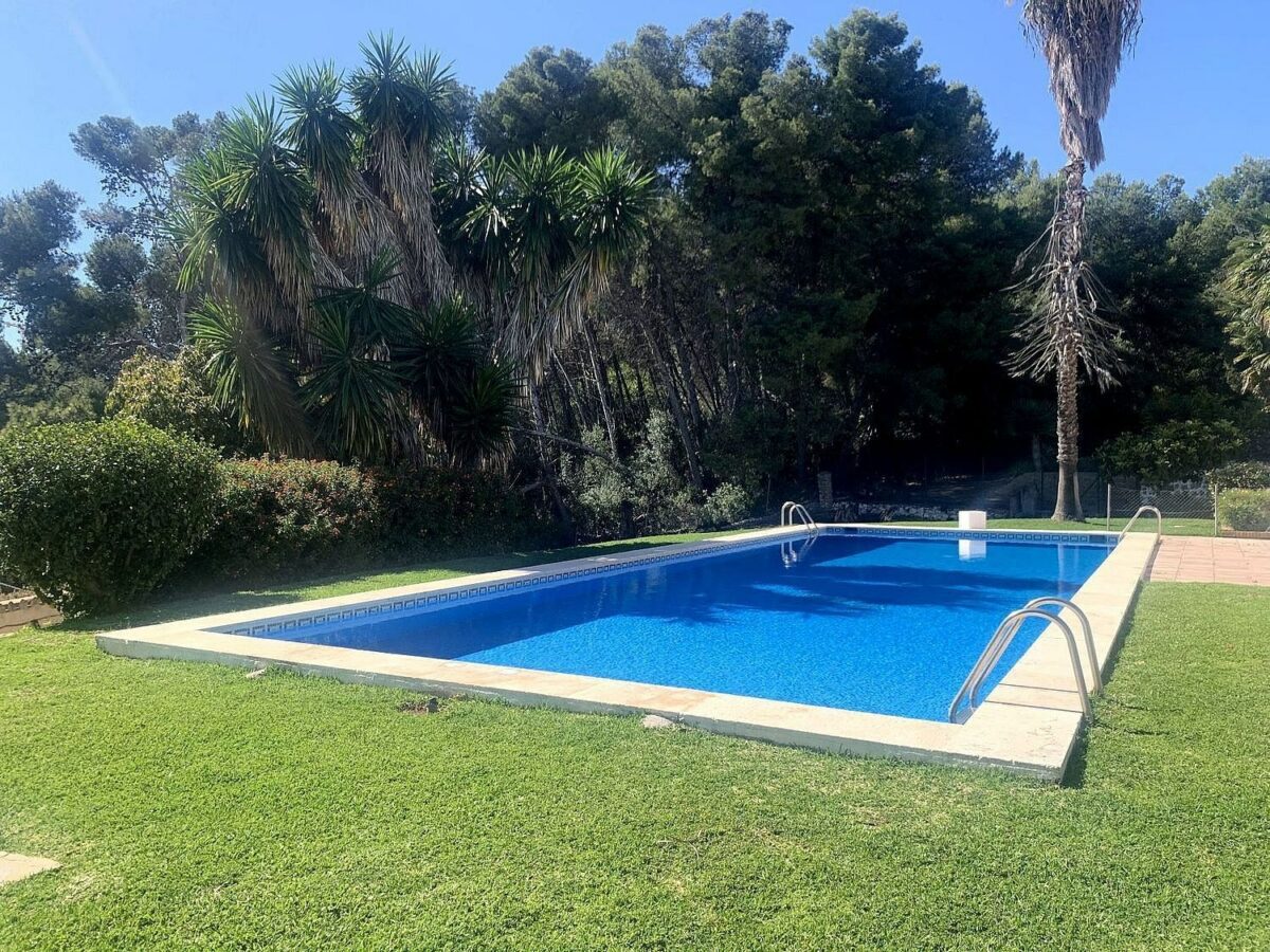 Mediterranean villa with tennis court and pool on a large plot near Marbella centre