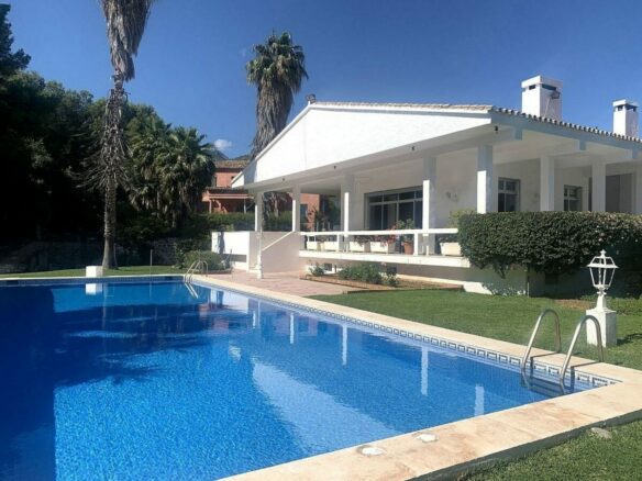 Mediterranean villa with tennis court and pool on a large plot near Marbella centre