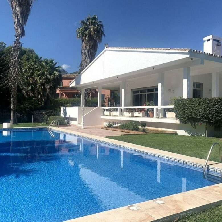 FOR SALE 🏡 Mediterranean Villa with Tennis Court on a Large Sub-Dividable Plot – La Merced, Marbella 🇪🇸