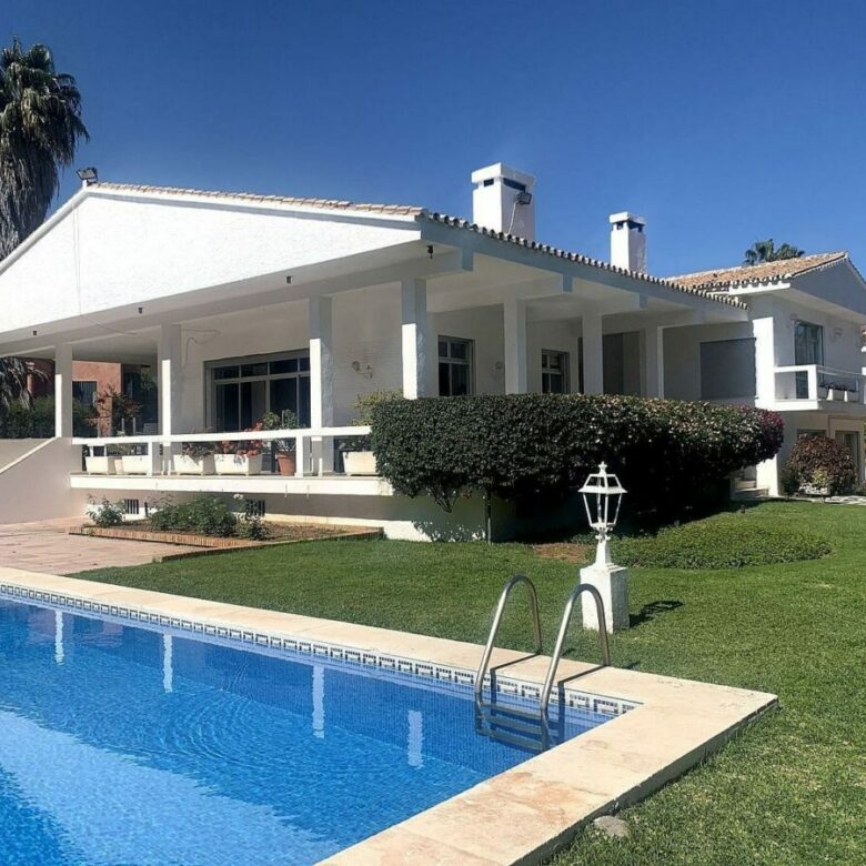 Mediterranean villa with tennis court and pool on a large plot near Marbella centre