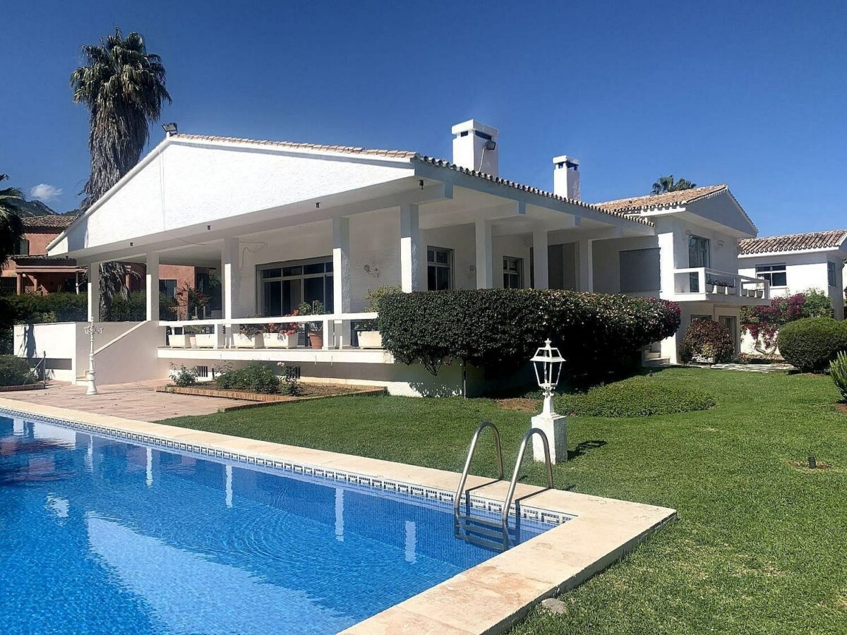 Mediterranean villa with tennis court and pool on a large plot near Marbella centre