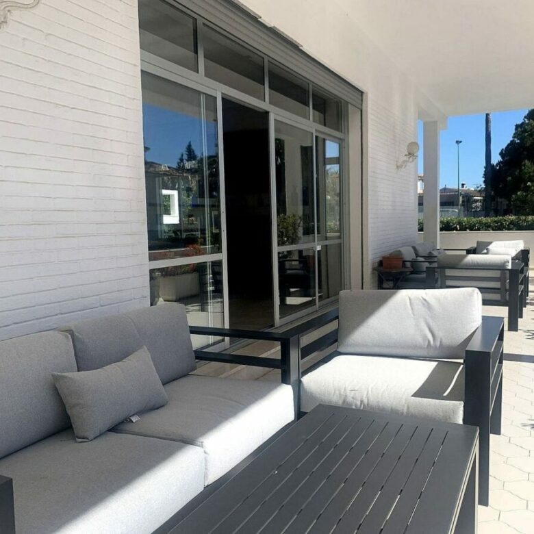 Mediterranean villa with tennis court and pool on a large plot near Marbella centre