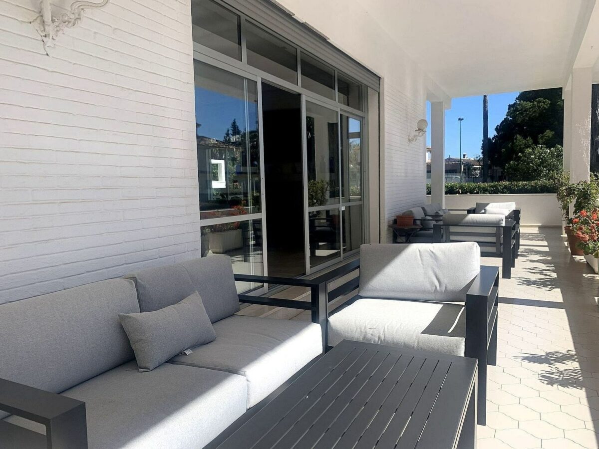 Mediterranean villa with tennis court and pool on a large plot near Marbella centre