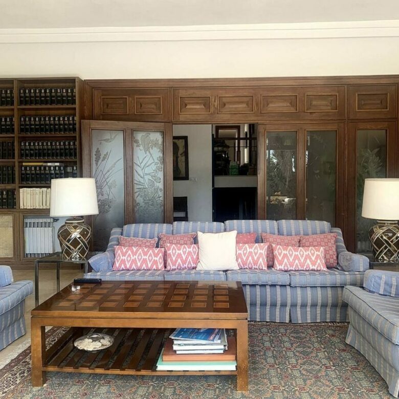 Mediterranean villa with tennis court and pool on a large plot near Marbella centre