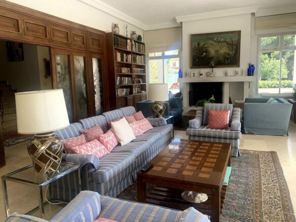 Mediterranean villa with tennis court and pool on a large plot near Marbella centre