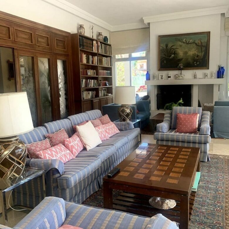 Mediterranean villa with tennis court and pool on a large plot near Marbella centre