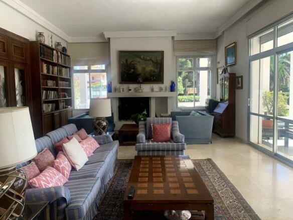 Mediterranean villa with tennis court and pool on a large plot near Marbella centre