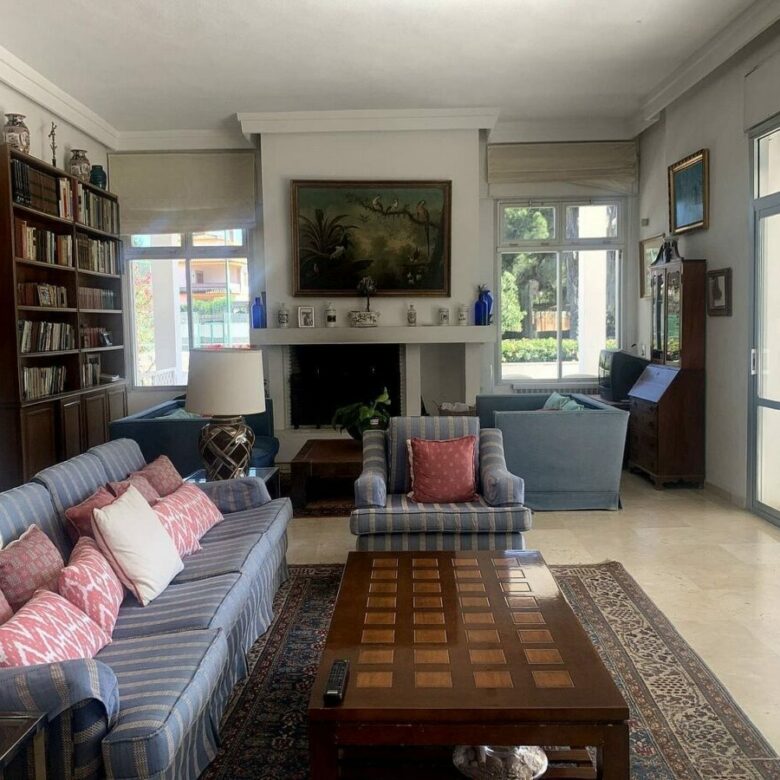 Mediterranean villa with tennis court and pool on a large plot near Marbella centre