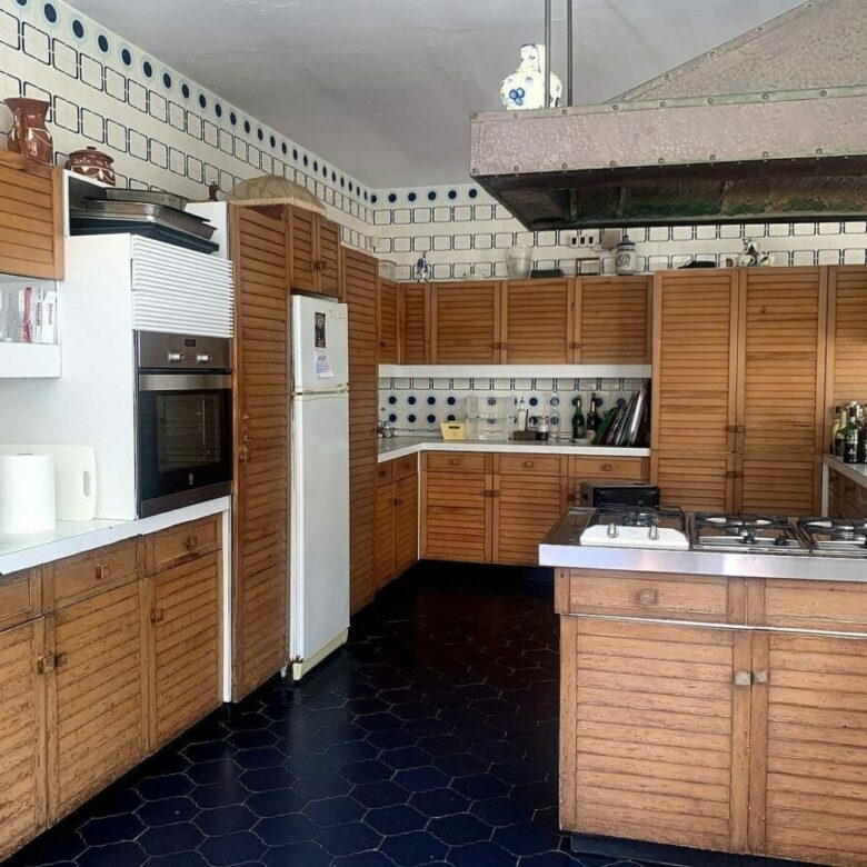 Mediterranean villa with tennis court and pool on a large plot near Marbella centre