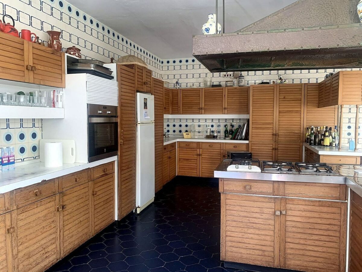 Mediterranean villa with tennis court and pool on a large plot near Marbella centre