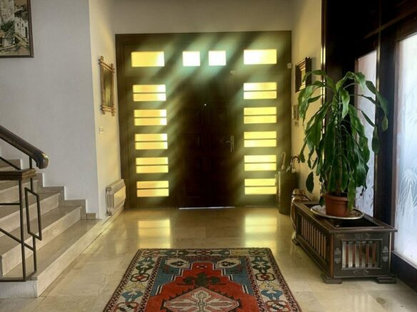 Mediterranean villa with tennis court and pool on a large plot near Marbella centre