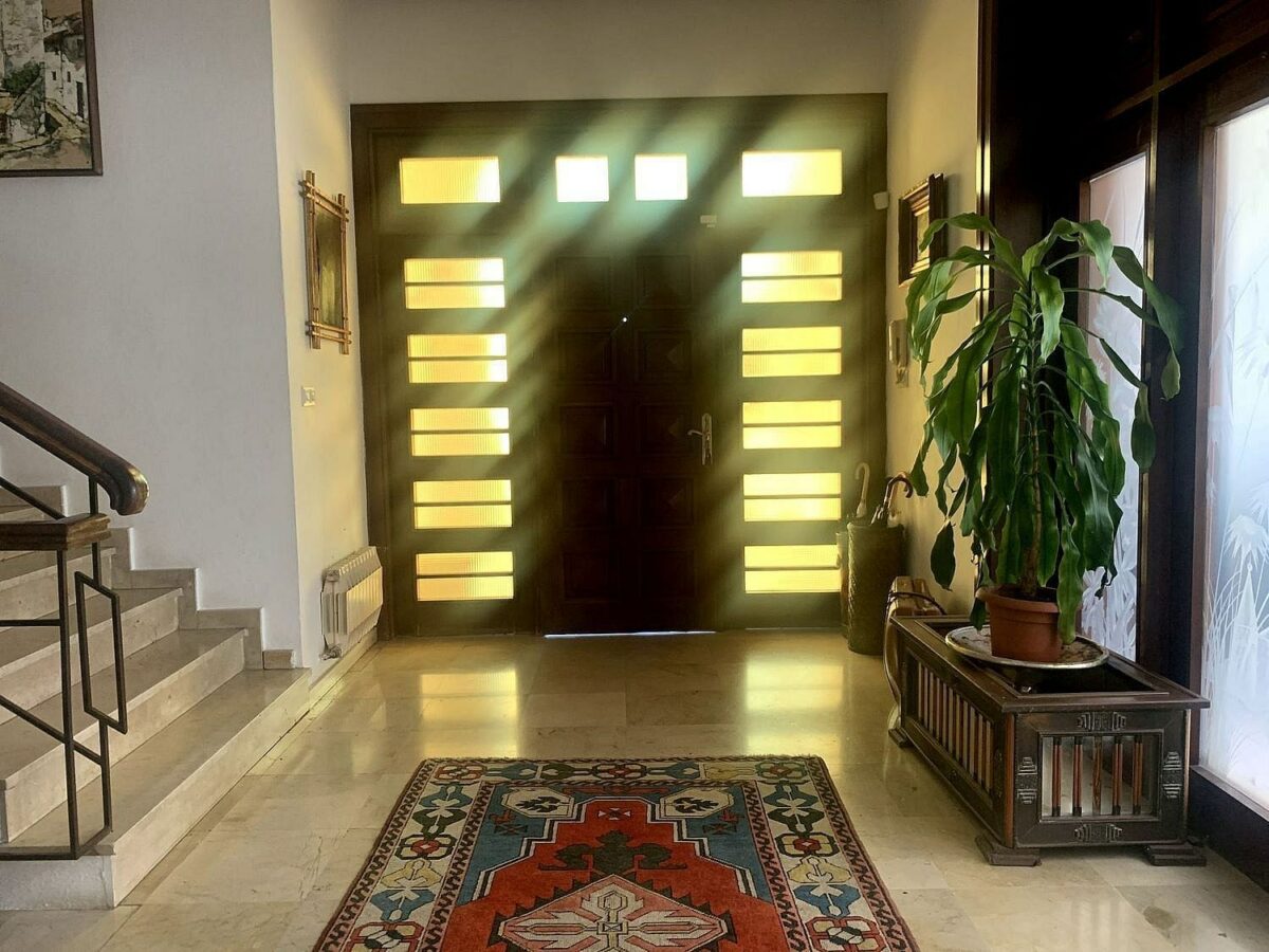 Mediterranean villa with tennis court and pool on a large plot near Marbella centre