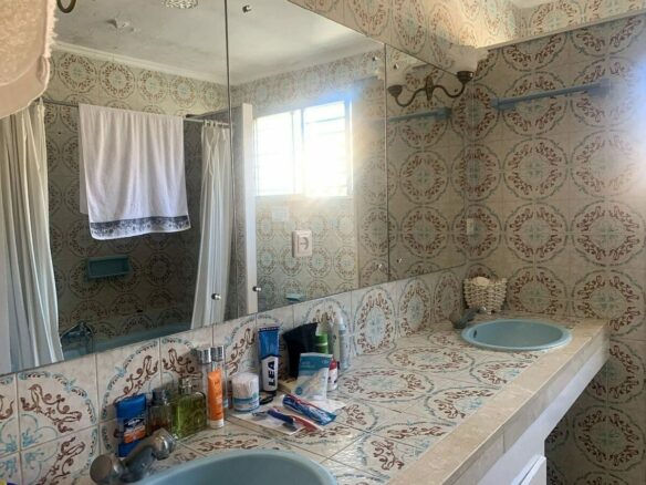 Mediterranean villa with tennis court and pool on a large plot near Marbella centre