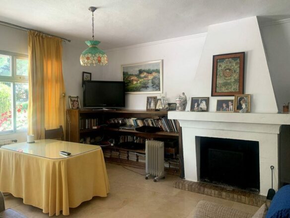 Mediterranean villa with tennis court and pool on a large plot near Marbella centre
