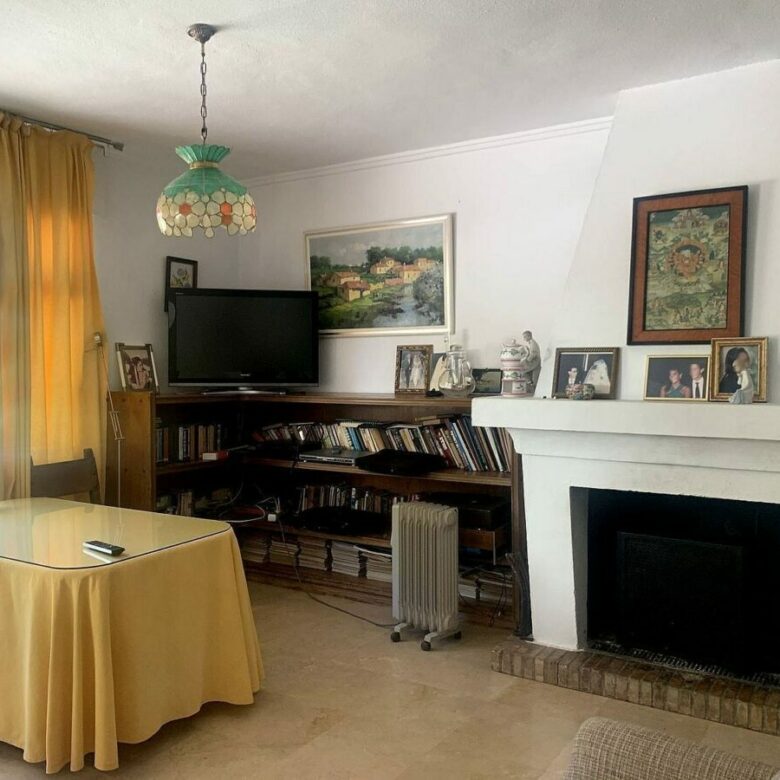 Mediterranean villa with tennis court and pool on a large plot near Marbella centre