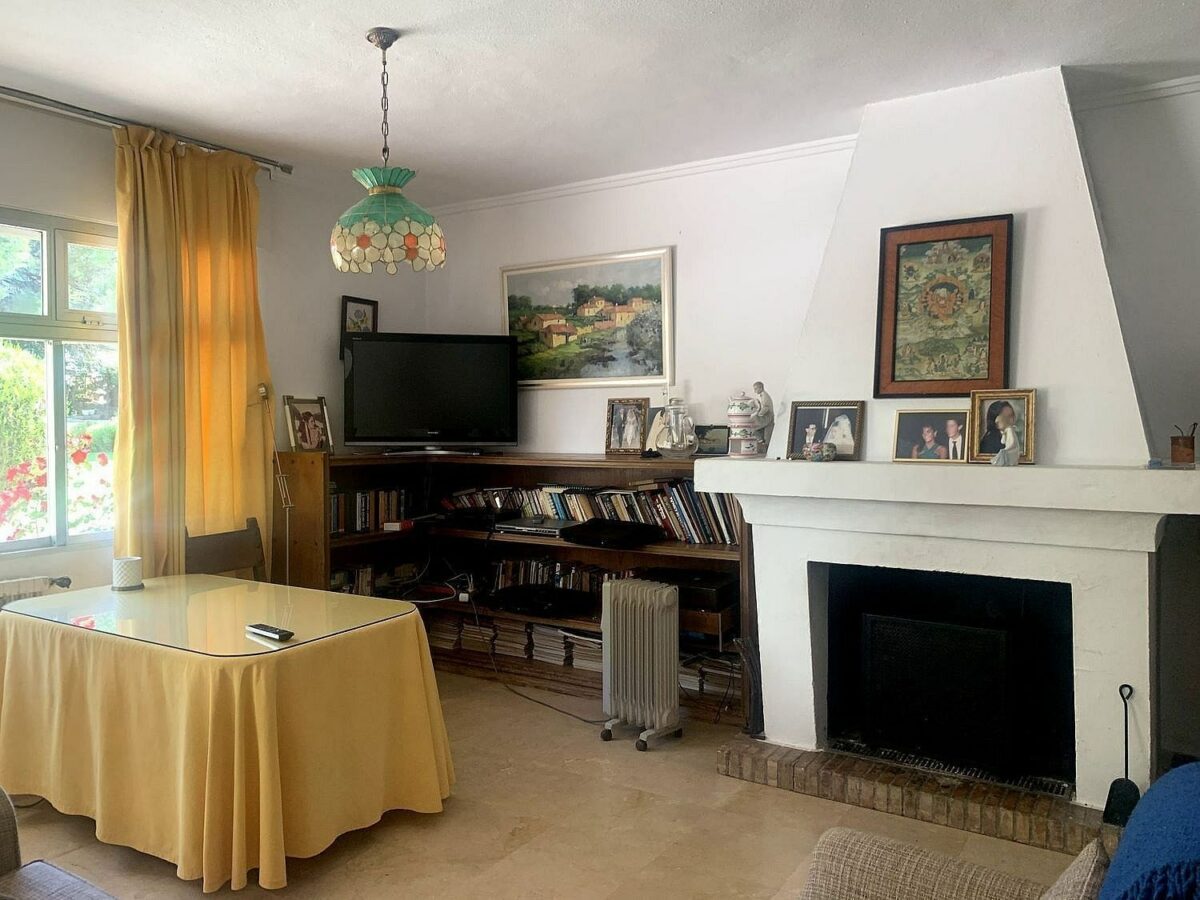 Mediterranean villa with tennis court and pool on a large plot near Marbella centre