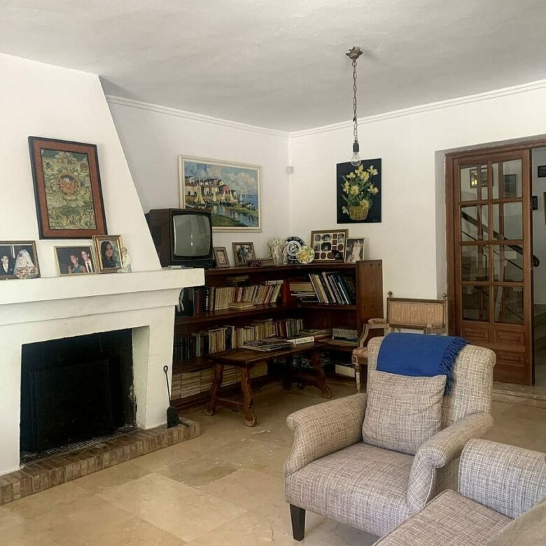 Mediterranean villa with tennis court and pool on a large plot near Marbella centre