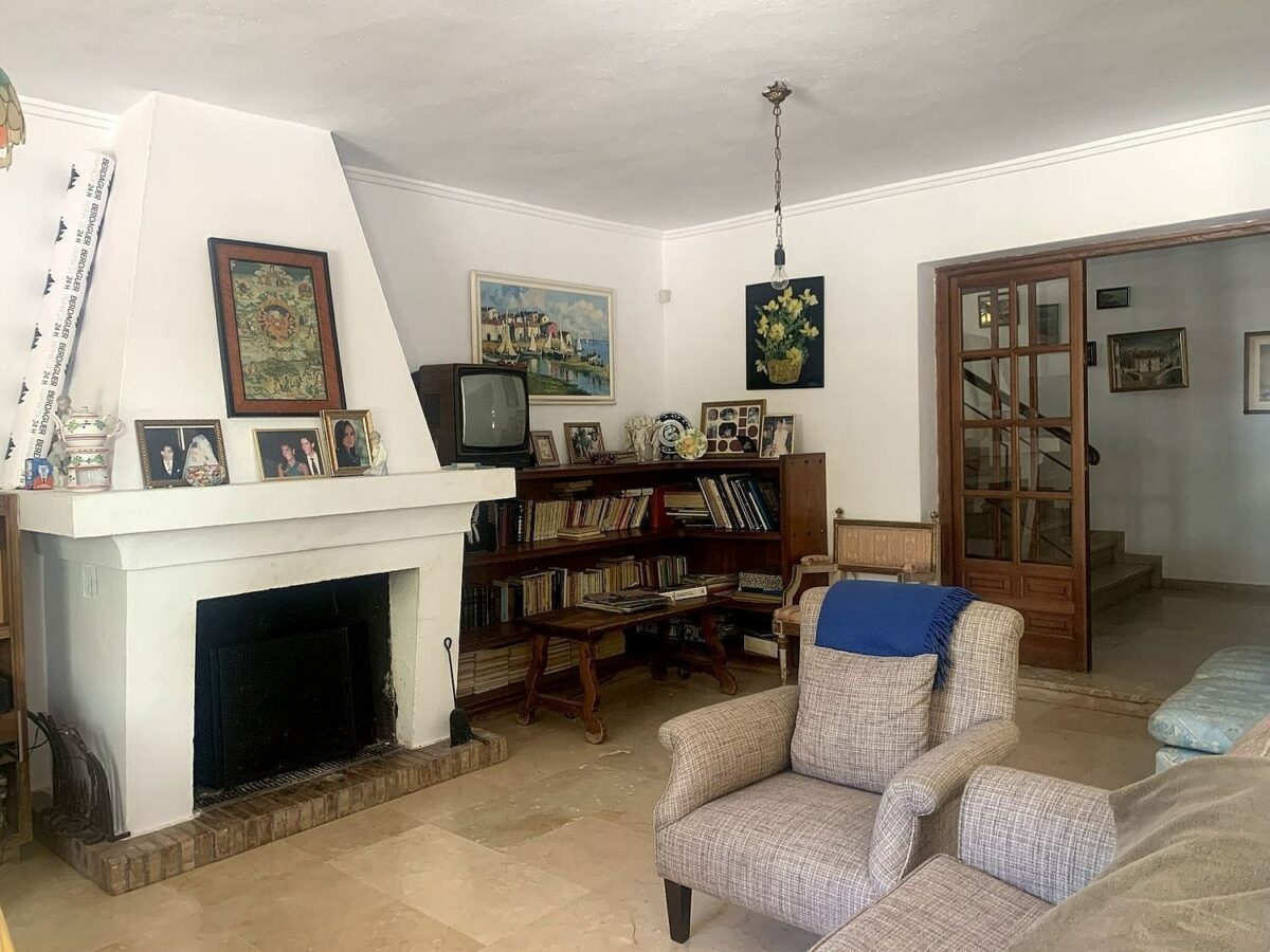 Mediterranean villa with tennis court and pool on a large plot near Marbella centre