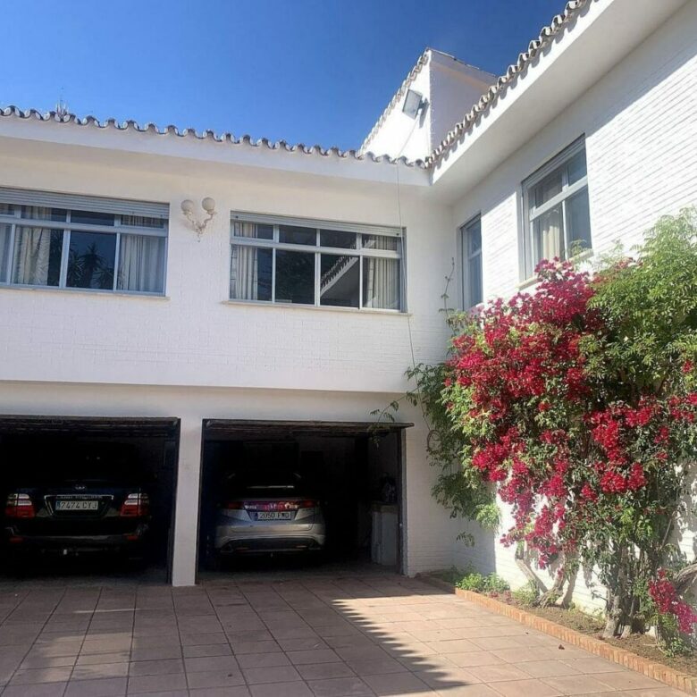 Mediterranean villa with tennis court and pool on a large plot near Marbella centre