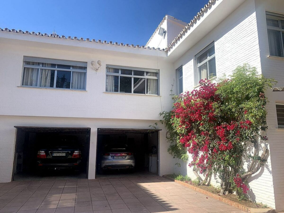 Mediterranean villa with tennis court and pool on a large plot near Marbella centre