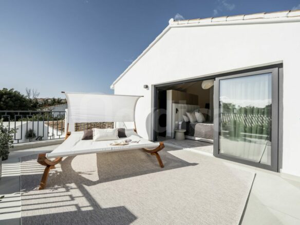 FOR SALE 🏡 Fully Renovated Beachside Villa – Cortijo Blanco / Lindavista, San Pedro