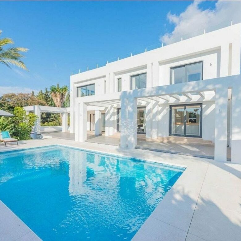 FOR SALE 🏡 Modern Villa with Pool and Rooftop Terrace – Golden Mile, Marbella 🇪🇸
