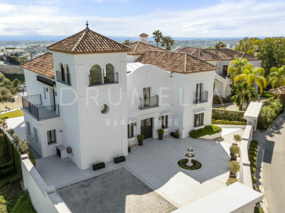 FOR SALE 🏡 Fully Renovated Hillside Villa with Panoramic Sea & Mountain Views – Monte Halcones, Benahavís