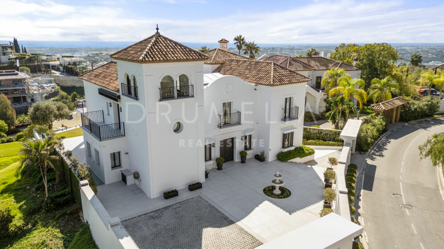 FOR SALE 🏡 Fully Renovated Hillside Villa with Panoramic Sea & Mountain Views – Monte Halcones, Benahavís