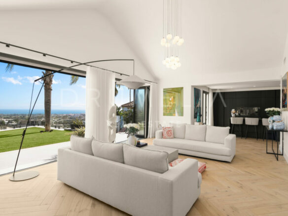 FOR SALE 🏡 Fully Renovated Hillside Villa with Panoramic Sea & Mountain Views – Monte Halcones, Benahavís