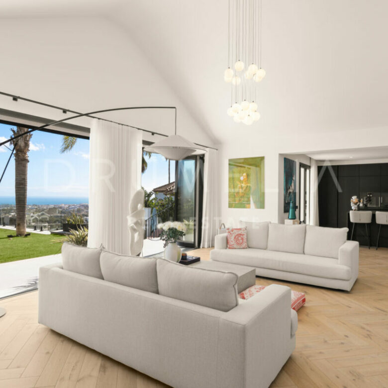 FOR SALE 🏡 Fully Renovated Hillside Villa with Panoramic Sea & Mountain Views – Monte Halcones, Benahavís