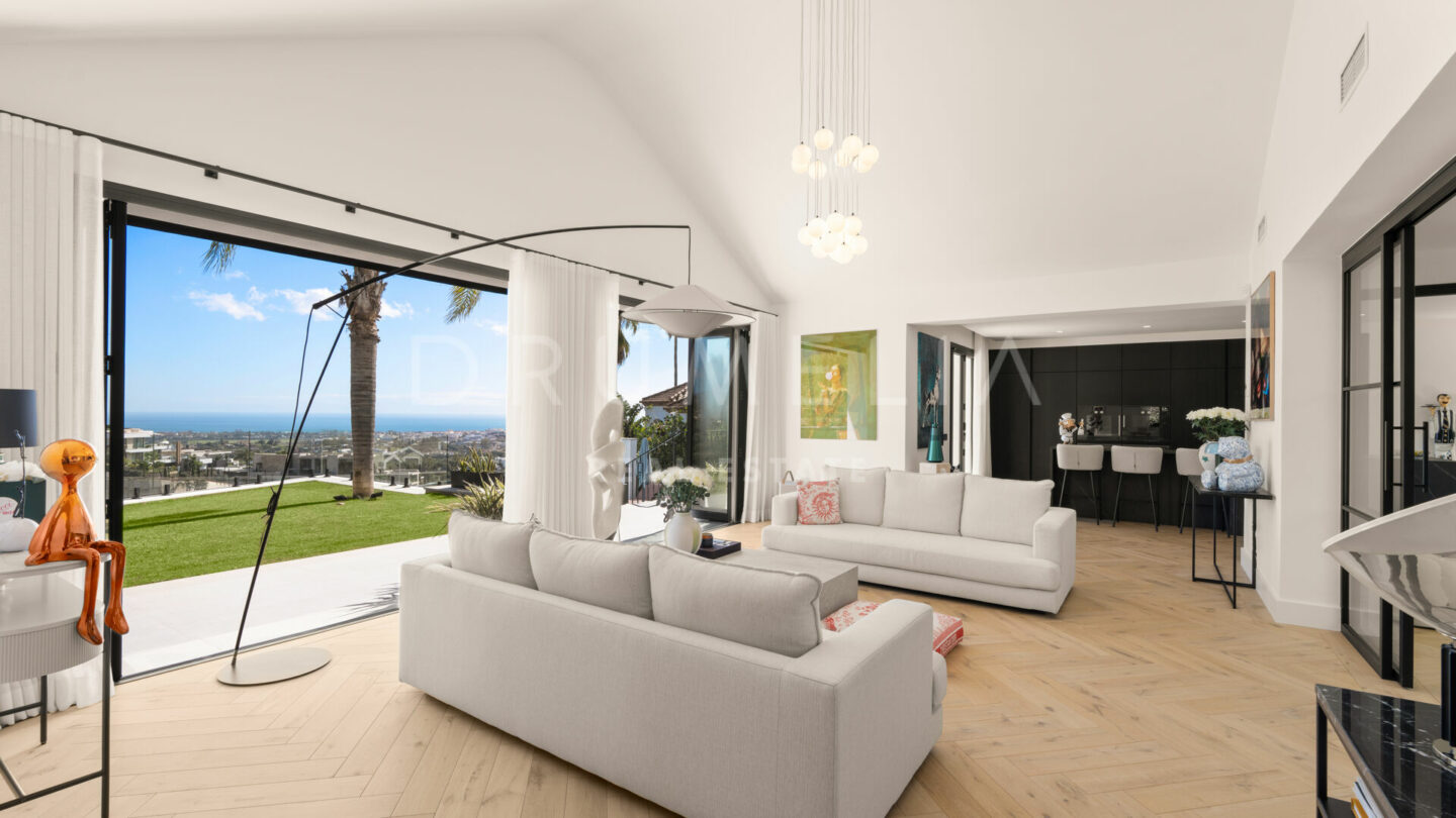 FOR SALE 🏡 Fully Renovated Hillside Villa with Panoramic Sea & Mountain Views – Monte Halcones, Benahavís