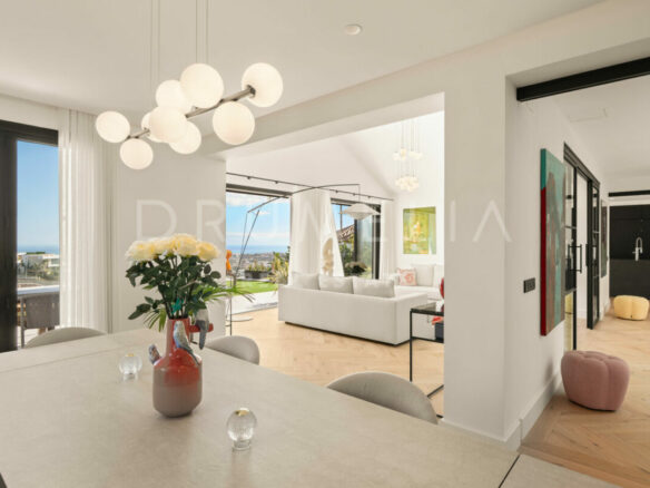 FOR SALE 🏡 Fully Renovated Hillside Villa with Panoramic Sea & Mountain Views – Monte Halcones, Benahavís