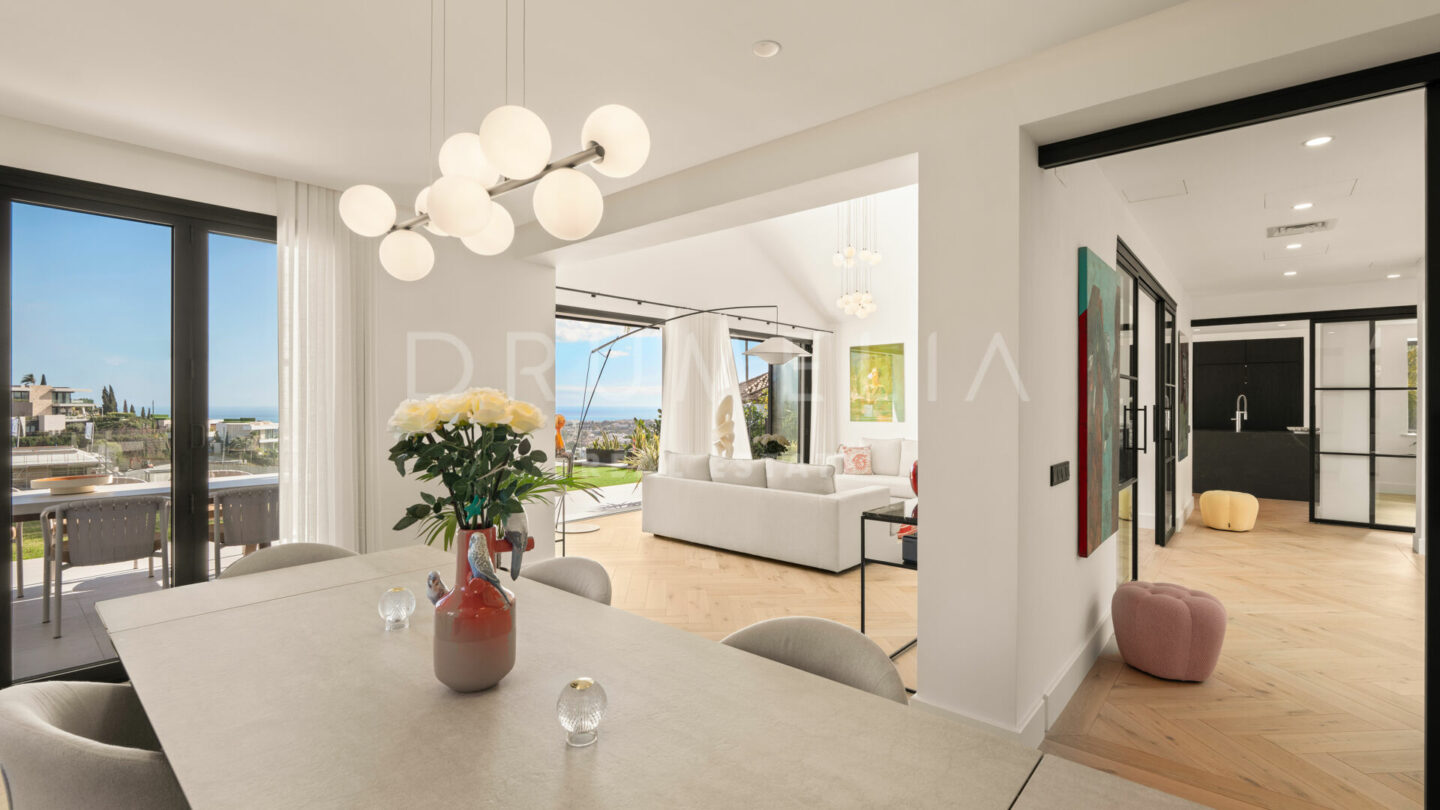 FOR SALE 🏡 Fully Renovated Hillside Villa with Panoramic Sea & Mountain Views – Monte Halcones, Benahavís