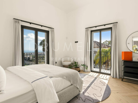 FOR SALE 🏡 Fully Renovated Hillside Villa with Panoramic Sea & Mountain Views – Monte Halcones, Benahavís