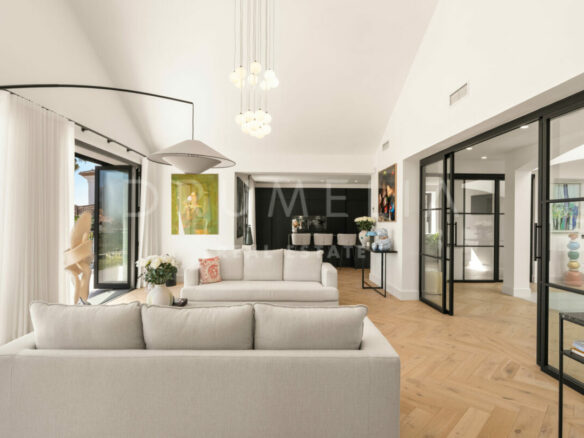FOR SALE 🏡 Fully Renovated Hillside Villa with Panoramic Sea & Mountain Views – Monte Halcones, Benahavís