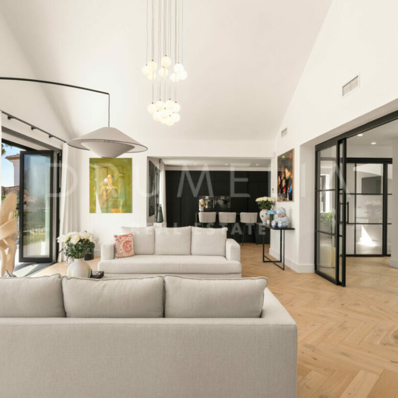 FOR SALE 🏡 Fully Renovated Hillside Villa with Panoramic Sea & Mountain Views – Monte Halcones, Benahavís