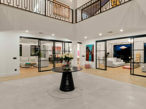 FOR SALE 🏡 Fully Renovated Hillside Villa with Panoramic Sea & Mountain Views – Monte Halcones, Benahavís