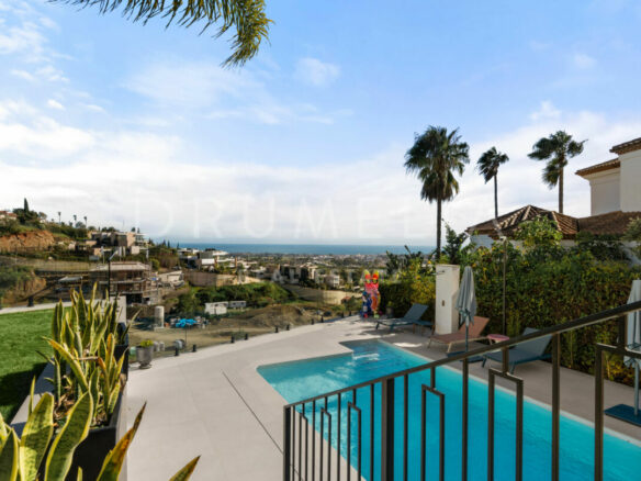 FOR SALE 🏡 Fully Renovated Hillside Villa with Panoramic Sea & Mountain Views – Monte Halcones, Benahavís