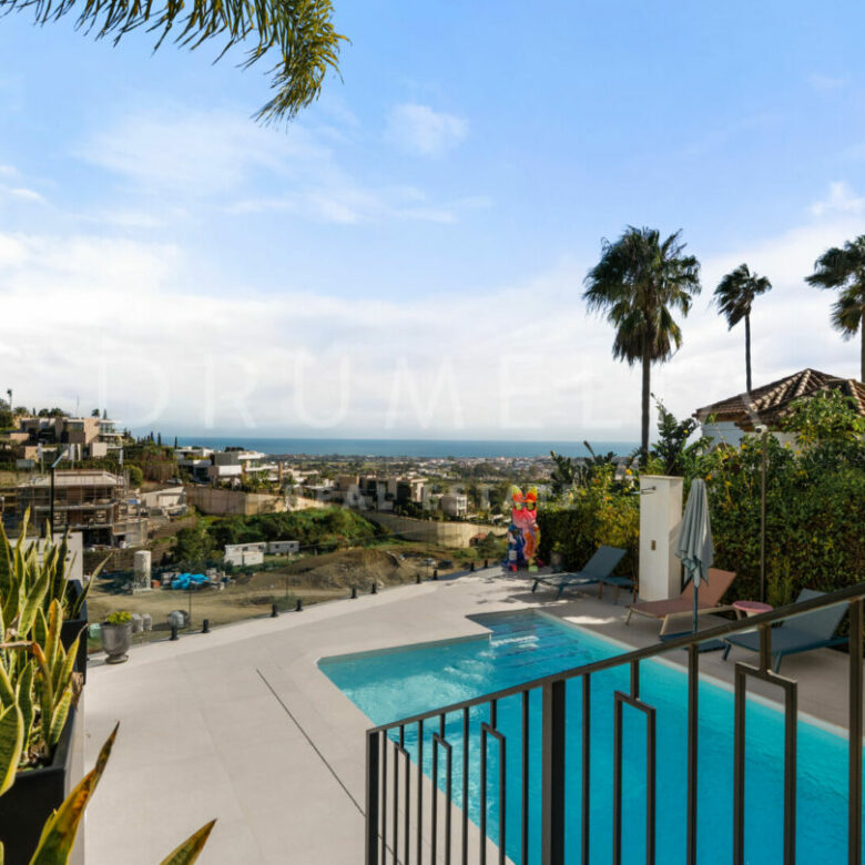 FOR SALE 🏡 Fully Renovated Hillside Villa with Panoramic Sea & Mountain Views – Monte Halcones, Benahavís