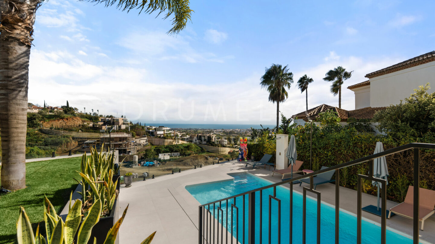 FOR SALE 🏡 Fully Renovated Hillside Villa with Panoramic Sea & Mountain Views – Monte Halcones, Benahavís