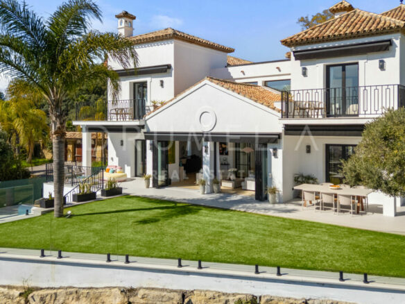 FOR SALE 🏡 Fully Renovated Hillside Villa with Panoramic Sea & Mountain Views – Monte Halcones, Benahavís
