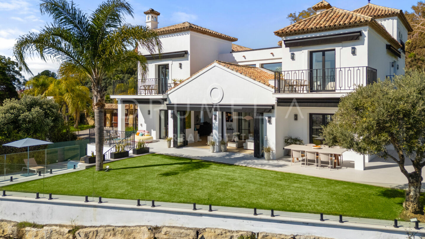 FOR SALE 🏡 Fully Renovated Hillside Villa with Panoramic Sea & Mountain Views – Monte Halcones, Benahavís