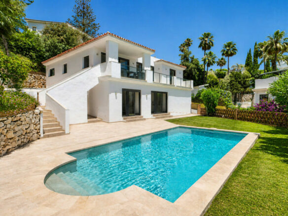 FOR SALE 🌟🏡 Renovated Family Villa in El Rosario🇪🇸 Marbella East, Costa del Sol 🇪🇸