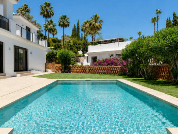 FOR SALE 🌟🏡 Renovated Family Villa in El Rosario🇪🇸 Marbella East, Costa del Sol 🇪🇸