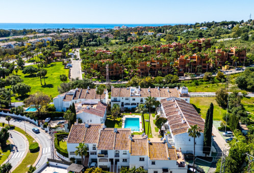 FOR SALE 🌟🏡 Refurbished Frontline Golf Townhouse with Rental Potential🇪🇸 Nueva Andalucía, Marbella 🇪🇸