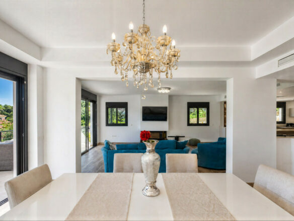FOR SALE 🌟🏡 Renovated Family Villa in El Rosario🇪🇸 Marbella East, Costa del Sol 🇪🇸