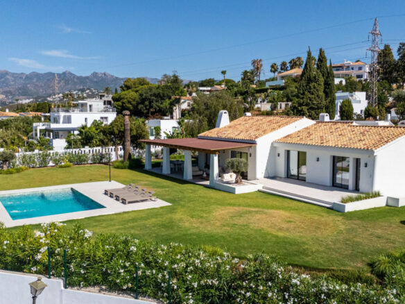 FOR SALE 🌟🏡 Single-Level Luxury Villa in El Rosario🇪🇸 Marbella East, Costa del Sol 🇪🇸