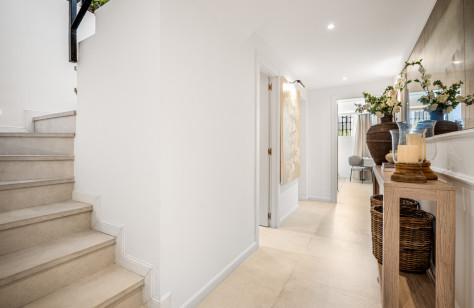 FOR SALE 🌟🏡 Refurbished Frontline Golf Townhouse with Rental Potential🇪🇸 Nueva Andalucía, Marbella 🇪🇸