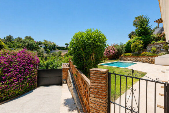 FOR SALE 🌟🏡 Renovated Family Villa in El Rosario🇪🇸 Marbella East, Costa del Sol 🇪🇸